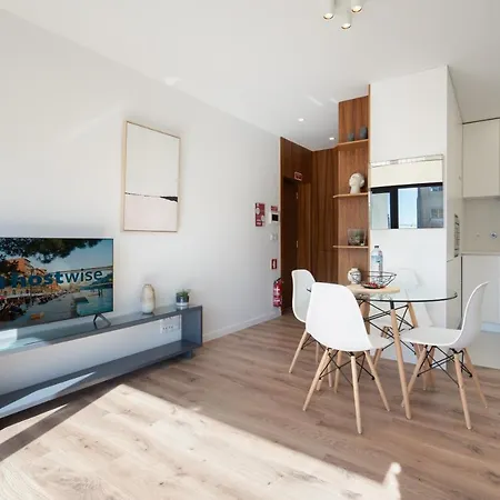 Host Wise - Bright & Contemporary Flat - Ace Location Apartment