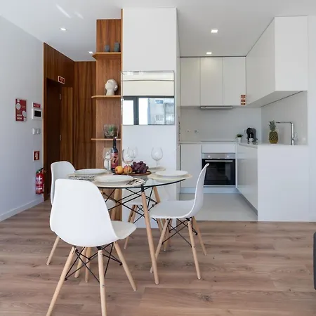 Host Wise - Bright & Contemporary Flat - Ace Location * Porto