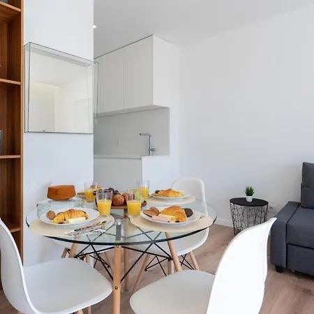 Host Wise - Bright & Contemporary Flat - Ace Location Apartment *