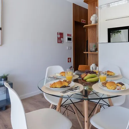 Host Wise - Bright & Contemporary Flat - Ace Location Apartment