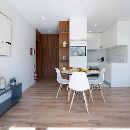 Host Wise - Bright & Contemporary Flat - Ace Location Apartment *